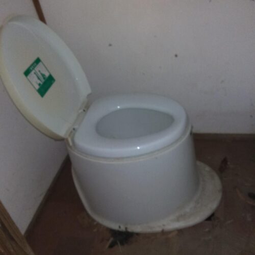 岡山県津山市の物件のトイレは汲み取り式です。床や扉も傷みがみられるので、改修が必要です。