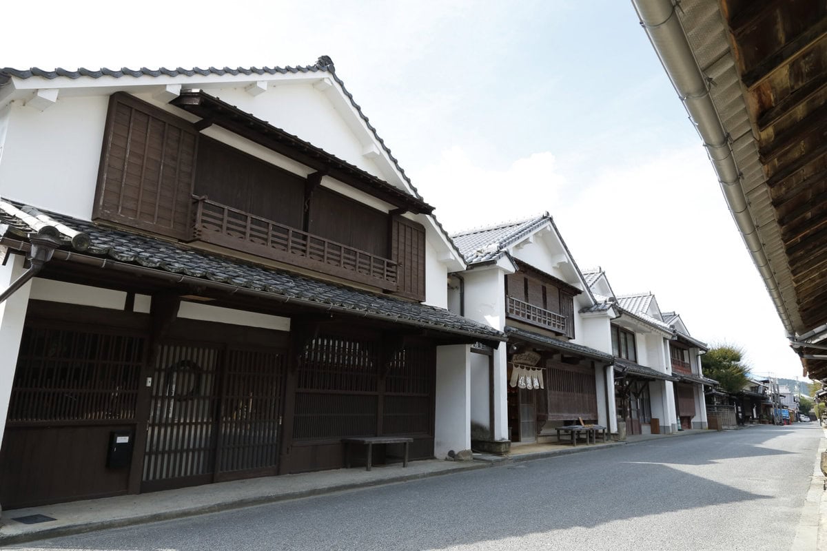 愛媛県西予市の卯之町は江戸時代中期から昭和初期の商家を残し、国の重要伝統的建造物群保存地区に選定されています。白壁、うだつ、持送り、格子などの伝統的な建築様式が残り、昔にタイムスリップしたような感覚になります。