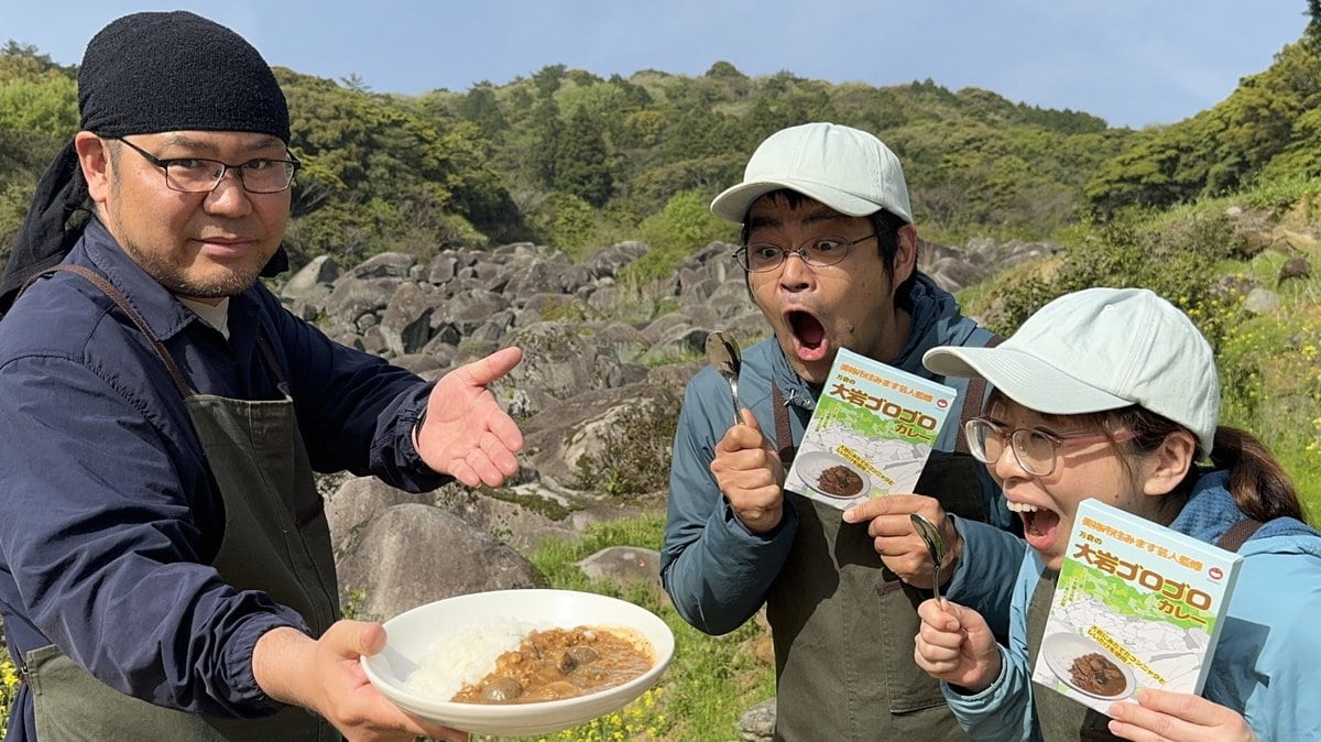 地元で穫れた椎茸や、万倉の大岩をイメージしたこんにゃくが特長の「万倉の大岩ゴロゴロカレー」です。袋のままレンジでチンできる商品です。