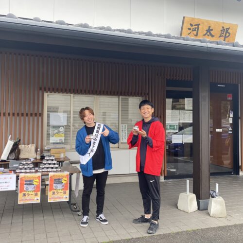 佐賀県住みます芸人のメタルラックが河太郎と開発したイカスミ黒ラー油