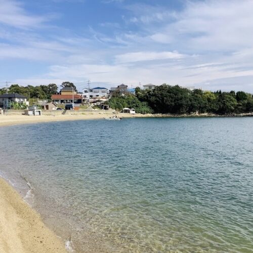岡山県備前市の、本州から橋を2つ渡る頭島（かしらじま）にある、細い道を通らないと辿り着けない美しいビーチ「外輪海水浴場」。
