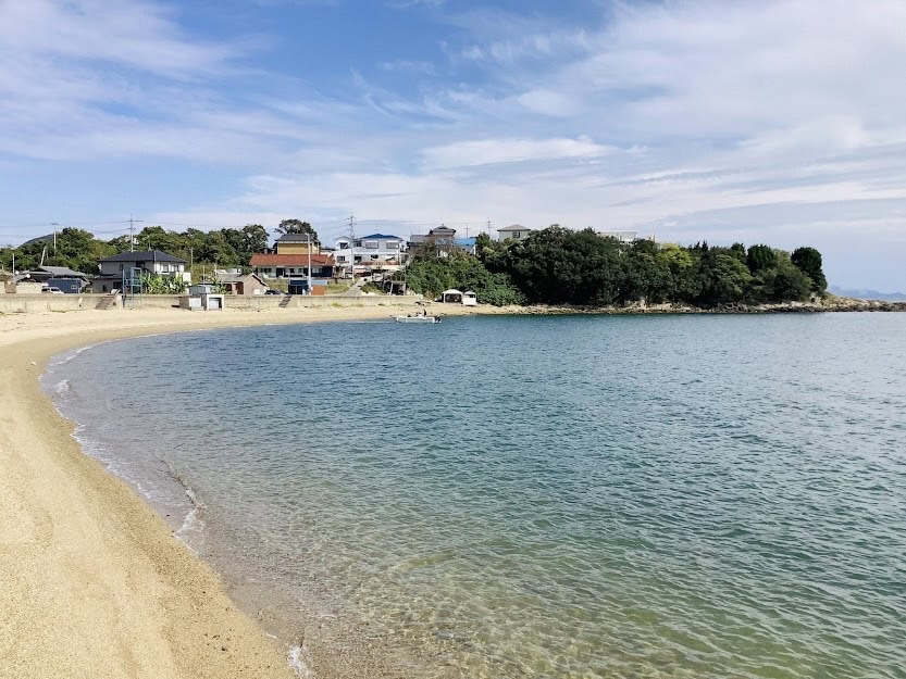 岡山県備前市の、本州から橋を2つ渡る頭島（かしらじま）にある、細い道を通らないと辿り着けない美しいビーチ「外輪海水浴場」。