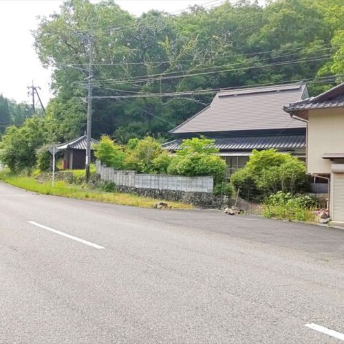 岡山県備前市の物件の前を通る道路です。広くて家への車の出入りがしやすいです