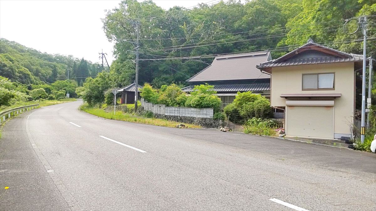 岡山県備前市の物件の前を通る道路です。広くて家への車の出入りがしやすいです