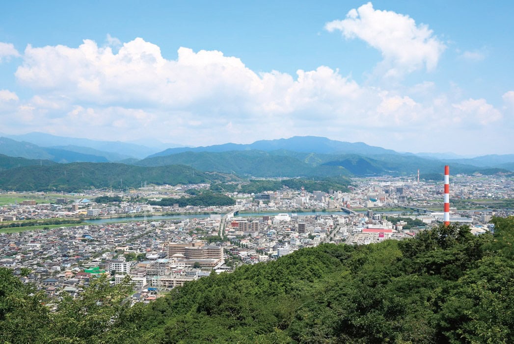 宮崎県延岡市は、九州山地を背に日向灘に面する、東九州の中核都市