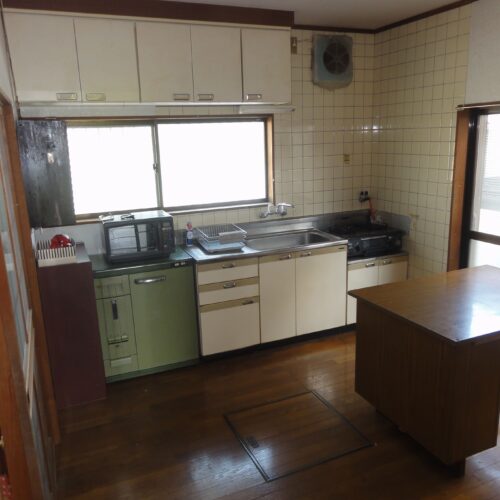 長崎県雲仙市の物件のキッチンは綺麗な状態に保たれています。ガスコンロも設置されているので、このまま使用することも可能です。ダイニングテーブルも余裕をもって置ける広さです。