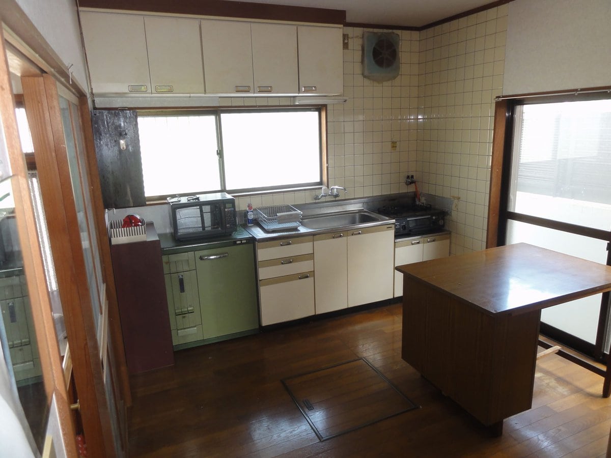 長崎県雲仙市の物件のキッチンは綺麗な状態に保たれています。ガスコンロも設置されているので、このまま使用することも可能です。ダイニングテーブルも余裕をもって置ける広さです。