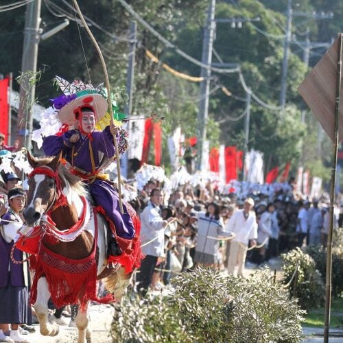 鹿児島県肝付町で行われる流鏑馬の射手は地元の中学生が務めます。