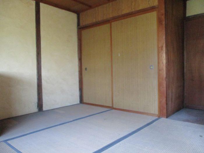 岡山県備前市の物件の2階の和室です。6帖と4.5帖の二間です。