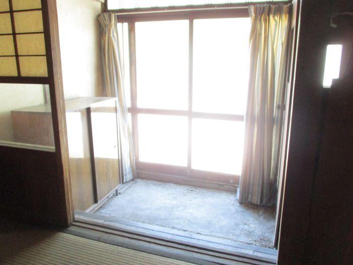 岡山県備前市の物件の玄関です。玄関を入って左手のドアが二階へあがる階段に繋がっています。