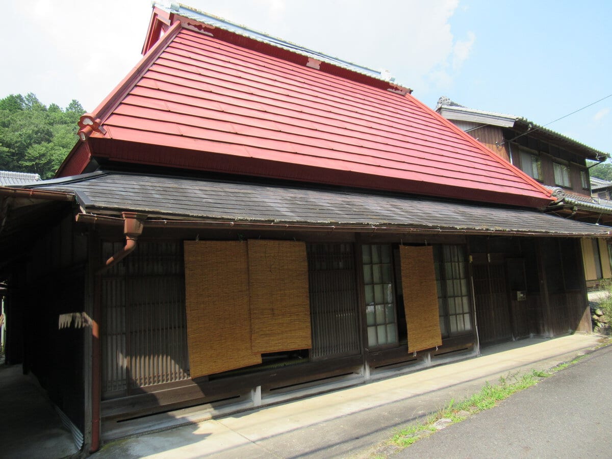 三重県伊賀市の自然豊かな旧街道沿いに建つ 古民家の外観です。