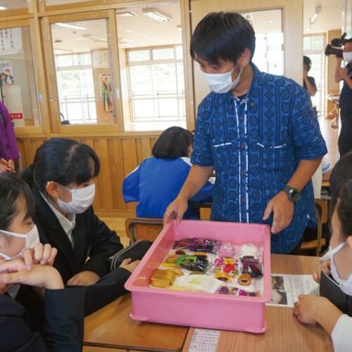 沖縄県恩納村の「うんな中学校」で行われた地域課題プロジェクト