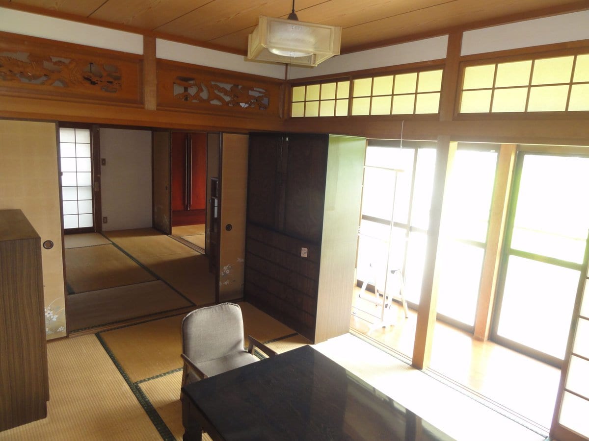 長崎県雲仙市の物件は6帖の和室が3間あります。写真手前の部屋は南向きの縁側に面しており日当たり抜群です。