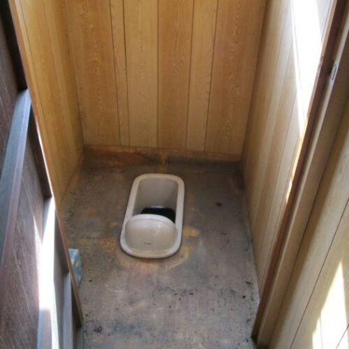 岡山県備前市の物件のトイレは汲み取り式の和式です。水洗トイレにリフォームするのがよいでしょう。敷地内に下水道桝があるので接続工事を行えば使用可能です。