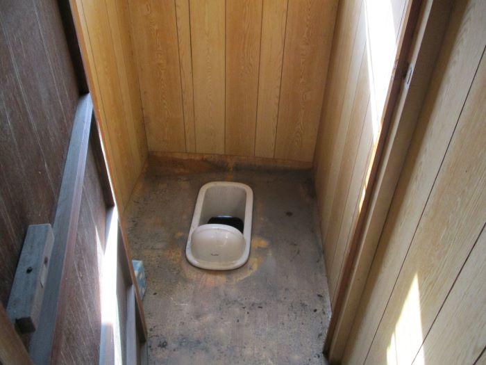 岡山県備前市の物件のトイレは汲み取り式の和式です。水洗トイレにリフォームするのがよいでしょう。敷地内に下水道桝があるので接続工事を行えば使用可能です。