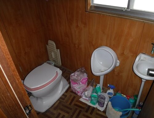 愛媛県西予市の物件の汲み取り式のトイレです。簡易水洗へのリフォームがおすすめです。