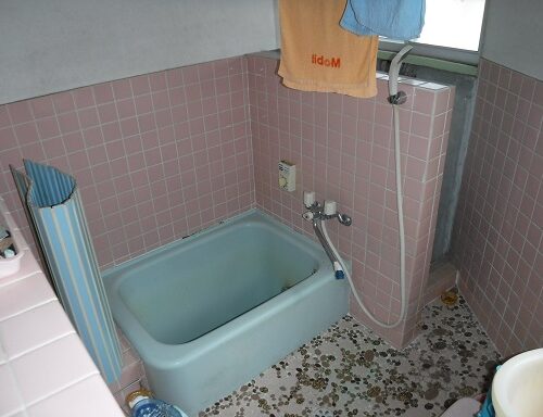 愛媛県西予市の物件の浴室です。古いつくりなので、リフォームを検討するのがおすすめです。