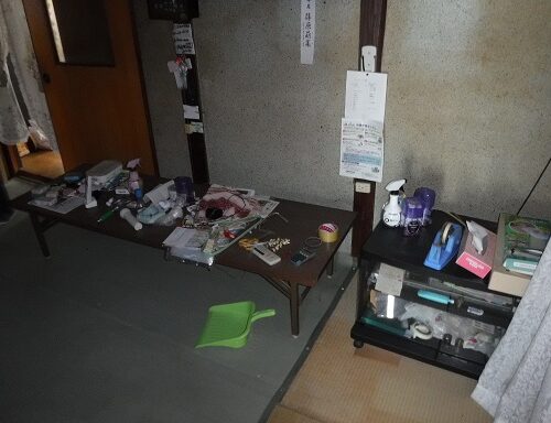 愛媛県西予市の物件の内観です。各部屋、壁や床が老朽化しているので改修が必要です。