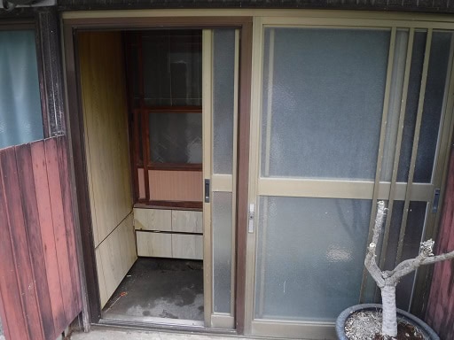 愛媛県西予市の物件の玄関です。正面に和室とキッチンへ続く廊下があります。