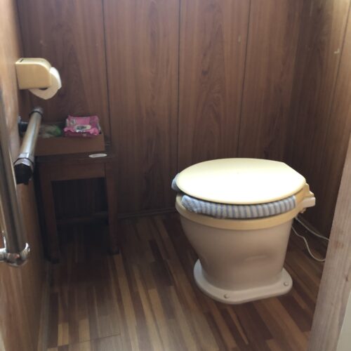 福島県金山町の物件の汲み取り式トイレです。水道の改修が必要です。トイレは全面的なリフォームを検討するのがよいでしょう。