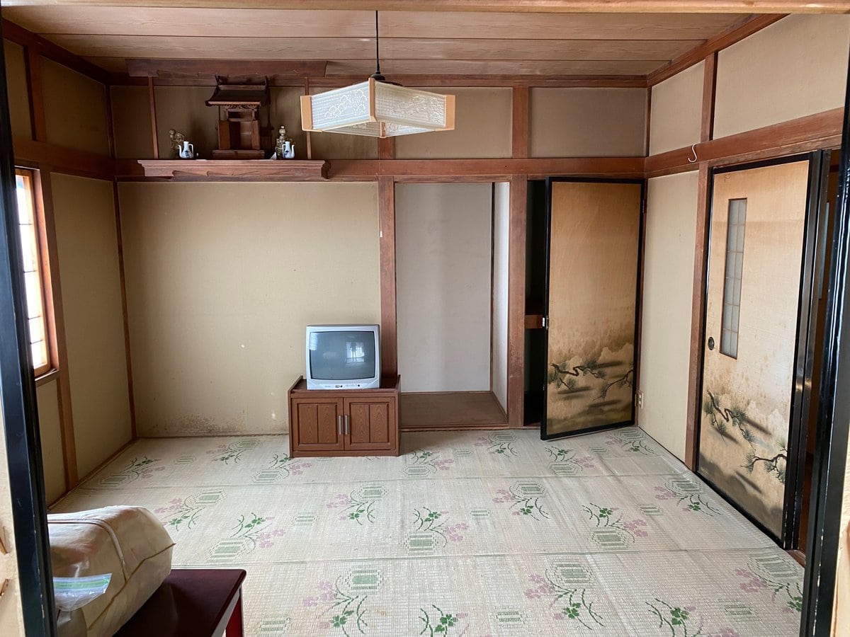 岩手県久慈市の物件の1階8帖の和室の方には収納スペースが設けられています。神棚も設置されています。