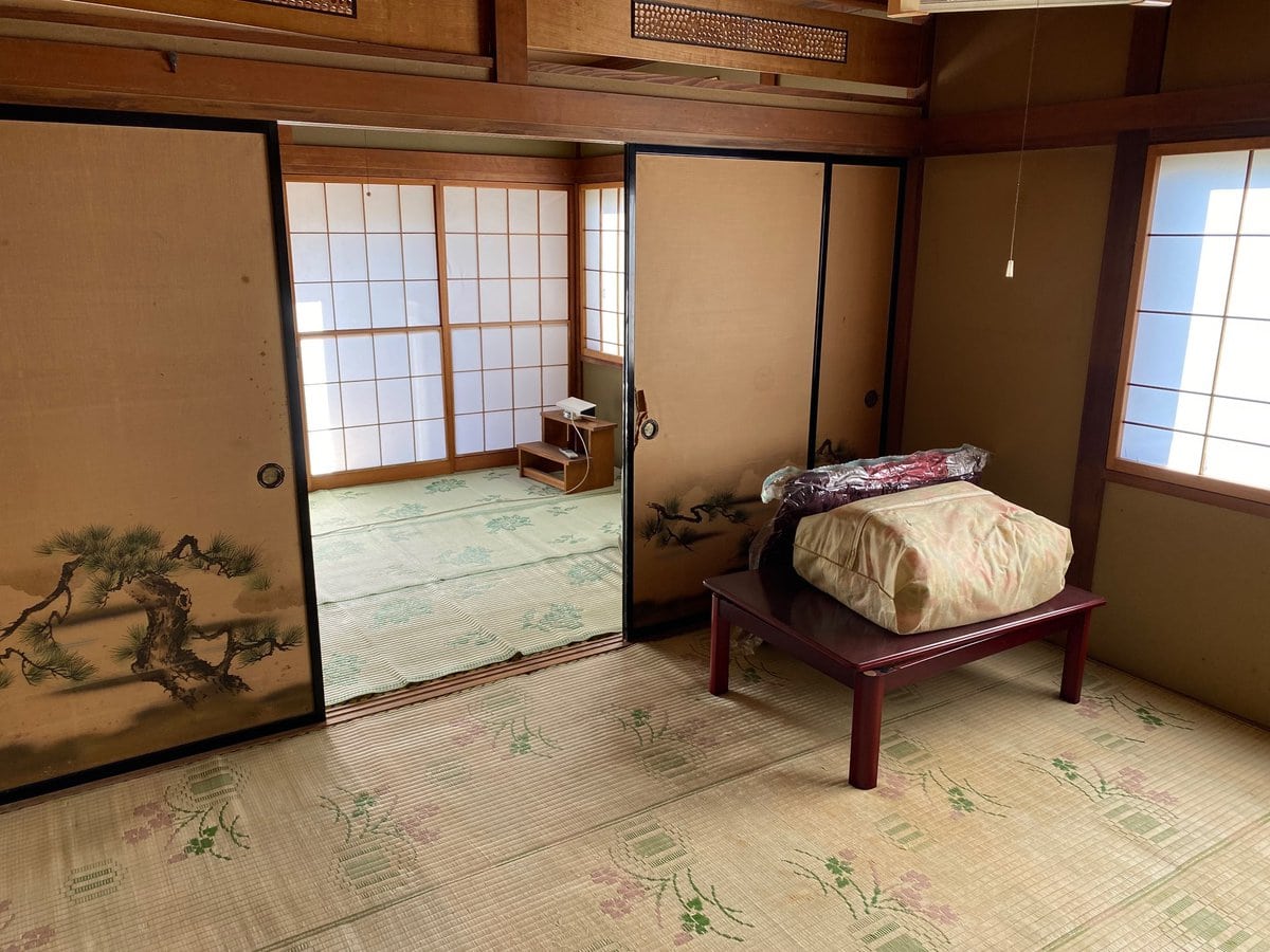 岩手県久慈市の物件の8帖と6帖の2間の和室です。6帖の和室のふすまの向こうには、南向きの縁側があり、日当たりも良好です。