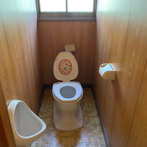 岩手県久慈市の物件のトイレは汲み取り式です。同じスペース内に男性用便器も設けられています。こちらはリフォームするのがよいでしょう。