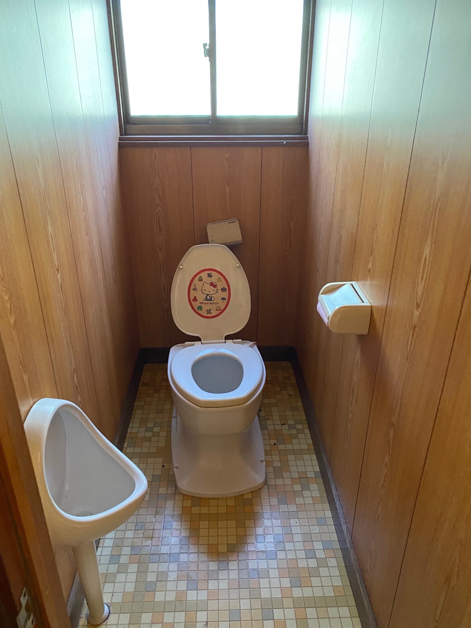 岩手県久慈市の物件のトイレは汲み取り式です。同じスペース内に男性用便器も設けられています。こちらはリフォームするのがよいでしょう。