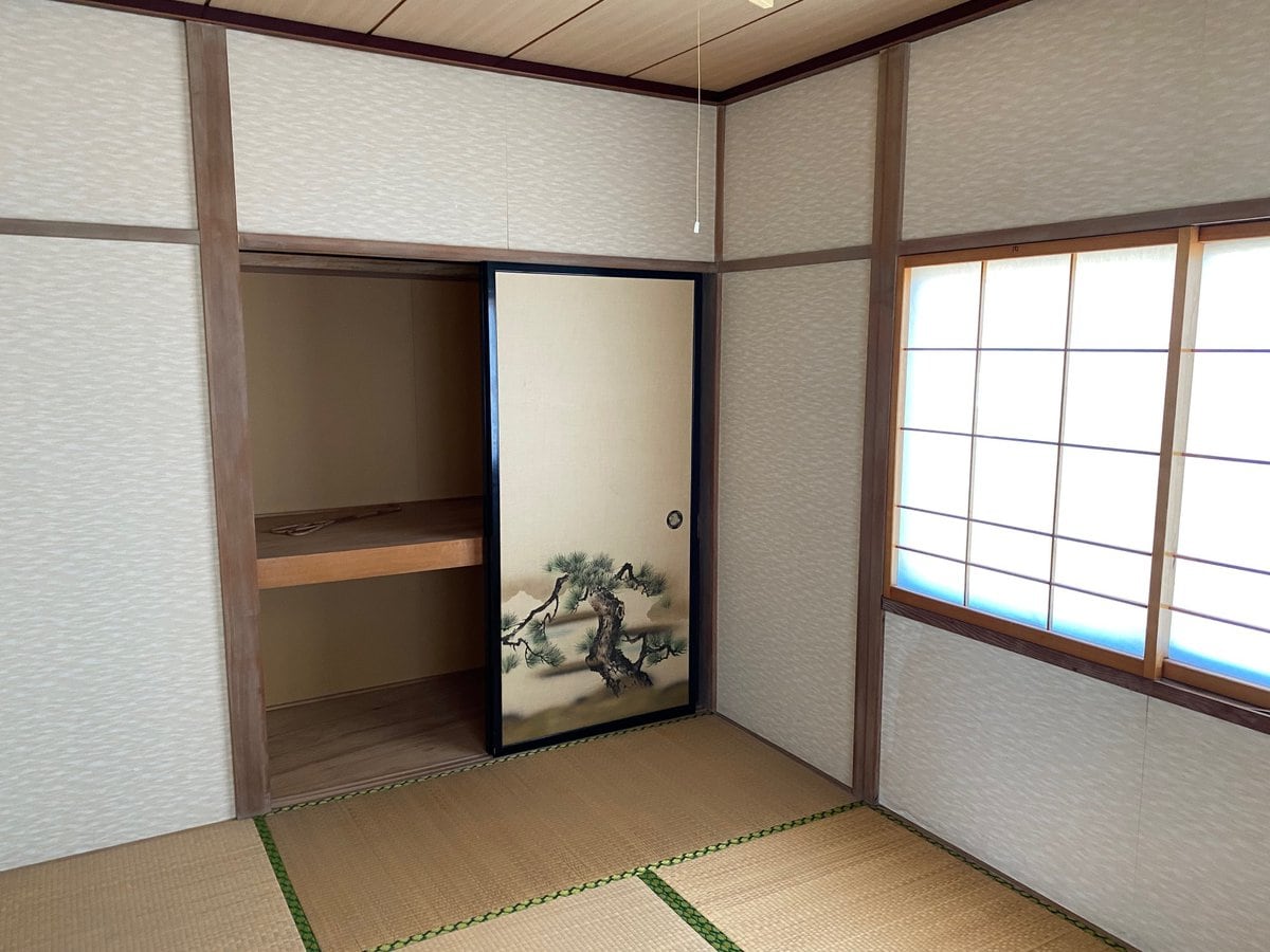 岩手県久慈市の物件のキッチン横の6帖の和室です。大容量の押入れを装備しています。