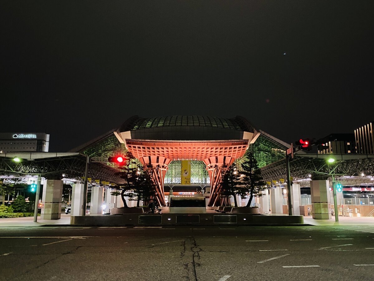 金沢駅前にある大迫力の鼓門「夜のライトアップもとてもキレイです」