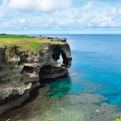 沖縄県恩納村の人気観光地の1つ「万座毛」の絶景