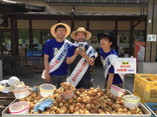 佐賀県住みます芸人のメタルラックが司会を務めたたまねぎ詰め放題イベント