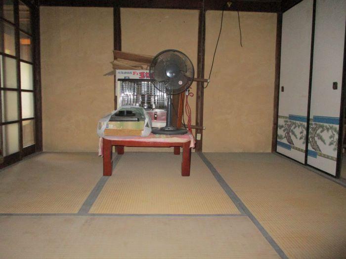 岡山県備前市の物件の1階の和室です。1階の和室はコンパクトなものが4室ですが、襖をあけて広々と使うことも可能です。