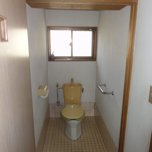 長崎県雲仙市の物件の簡易水洗のトイレは状態はよいですが、温水洗浄便座に交換してもよいかもしれません。