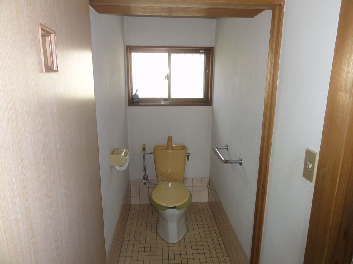 長崎県雲仙市の物件の簡易水洗のトイレは状態はよいですが、温水洗浄便座に交換してもよいかもしれません。