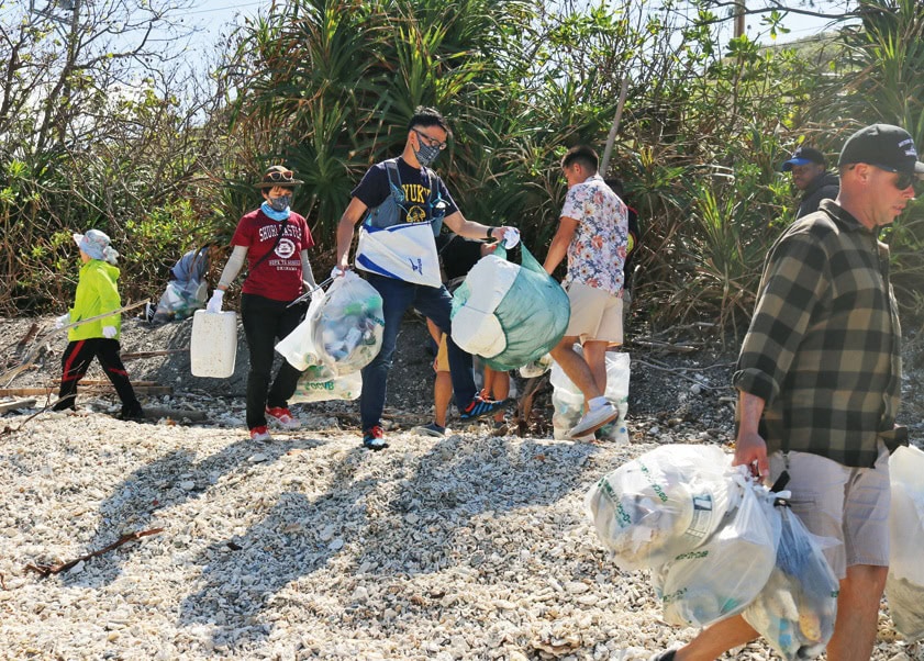 沖縄県恩納村で行われている砂浜をきれいに清掃するビーチクリーン活動