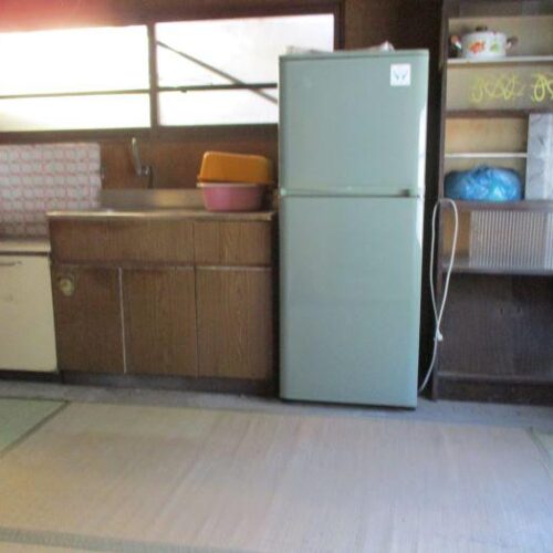 岡山県備前市の物件のキッチンは、ガスコンロを設置すればこのまま使用することができます。キッチンの隣には土間がある、古民家ならではのつくりです。