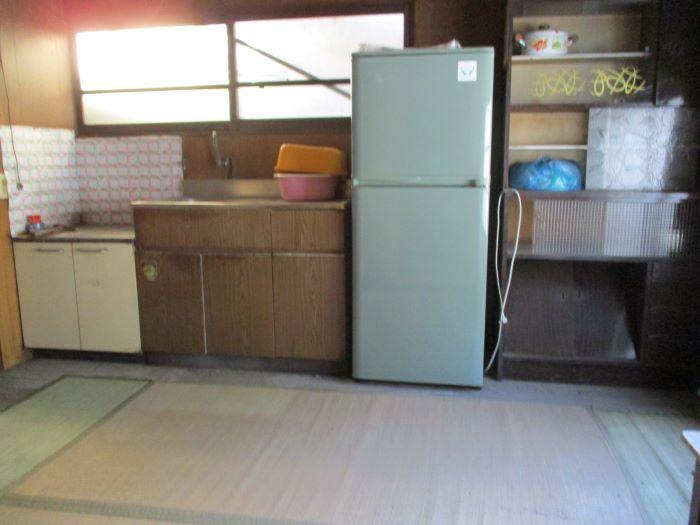 岡山県備前市の物件のキッチンは、ガスコンロを設置すればこのまま使用することができます。キッチンの隣には土間がある、古民家ならではのつくりです。