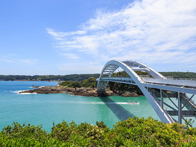 第4位には和歌山県串本町にある「くしもと大橋」がランクイン。潮岬側の386mのループ橋と、紀伊大島側の290mのアーチ橋からなり、美しいデザインが特徴的な橋です。