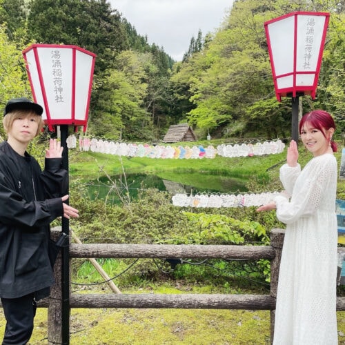 湯涌温泉の最奥部にある玉泉湖（ぎょくせんこ）にて「現在、能登復興祈念として、能登へのメッセージを込めた『キボウのサクラ札』が飾られています。nano.RIPEのサクラ札もあるので、ぜひ探してみてくださいね」