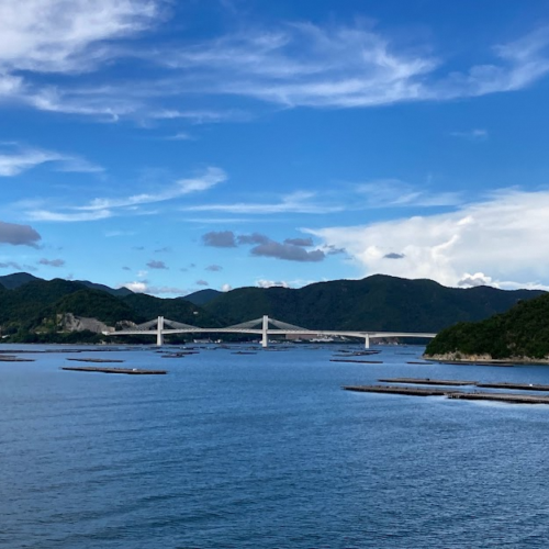 岡山県備前市は　まちの南部、日生エリアからは、瀬戸内海ならではの穏やかな海を愛でることができます。本州から橋で渡れる島が2島あり、山の恵みの果樹や海の恵みの魚介を楽しむことができます。