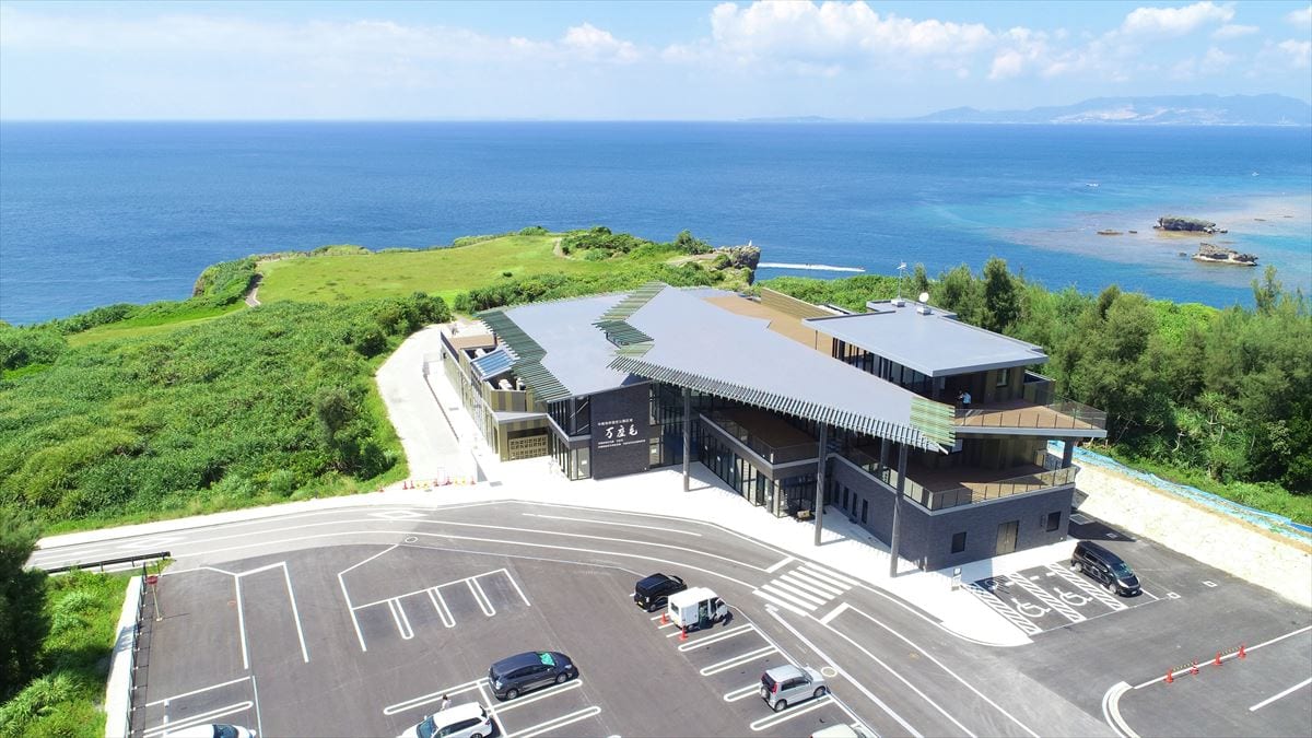 2020年にオープンした沖縄県恩納村の交流施設「万座毛周辺活性化施設」