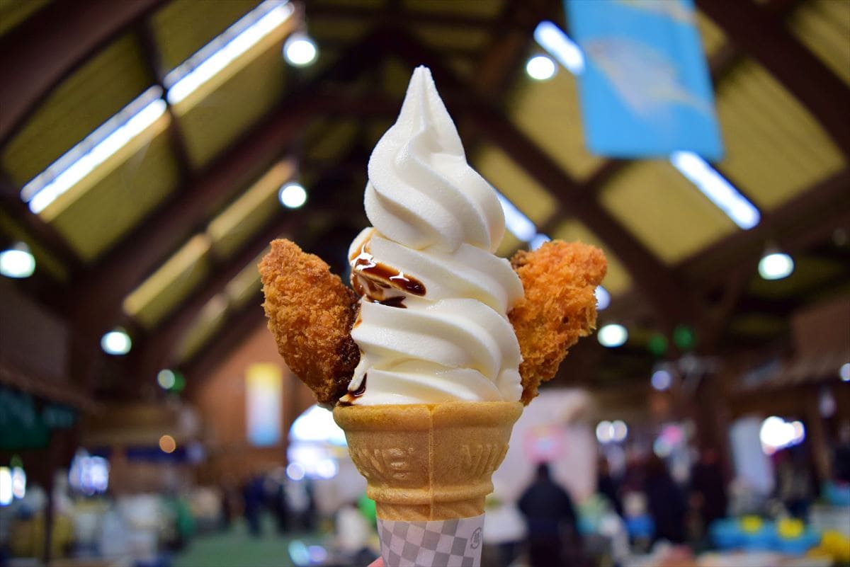 岡山県備前市のB級グルメ、日生特産の牡蠣をソフトクリームにトッピングしたカキソフトクリーム