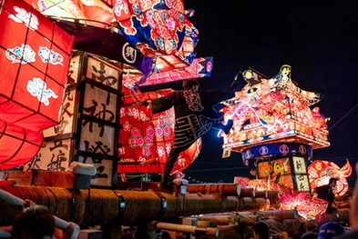 富山県小矢部市で開催される「津沢夜高あんどん祭り」では、巨大なあんどんの練り歩きやぶつかり合いを堪能できます！
