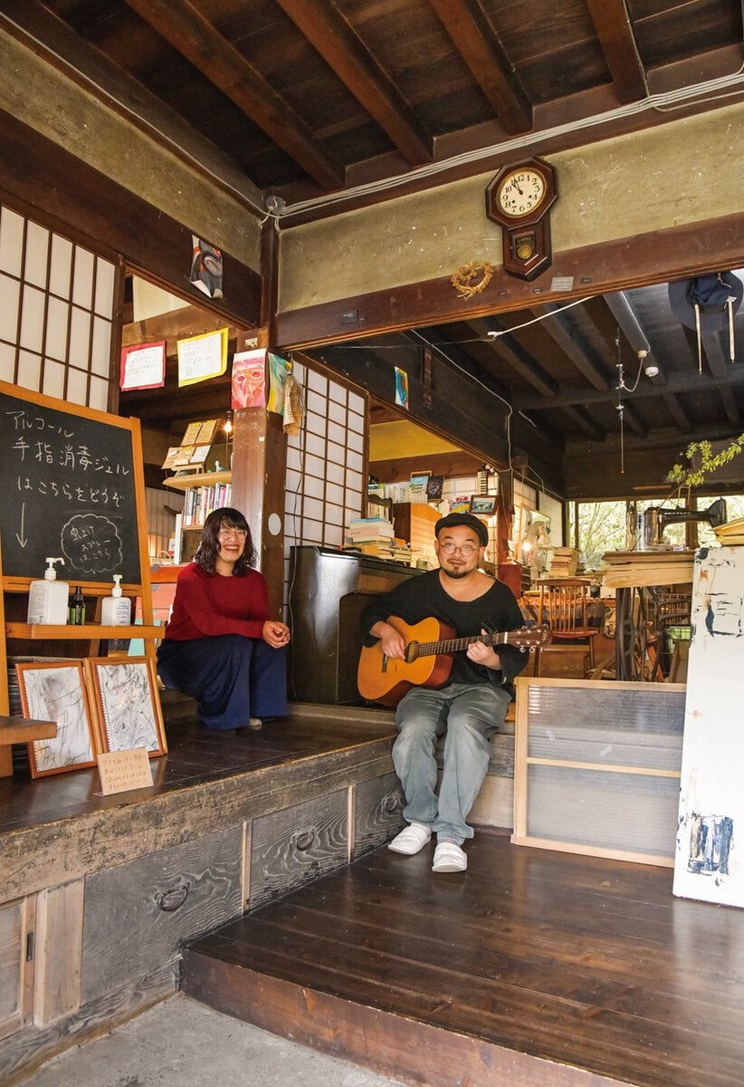 「庭文庫」の百瀬雄太さん、実希さん夫妻／岐阜県恵那市