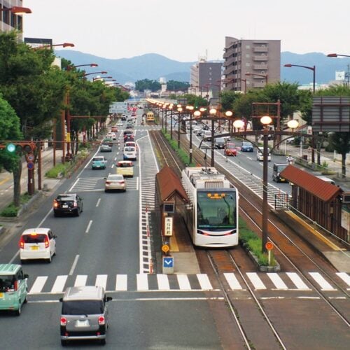 豊橋駅から市街地東部まで、市の中心部を走る路面電車／愛知県豊橋市