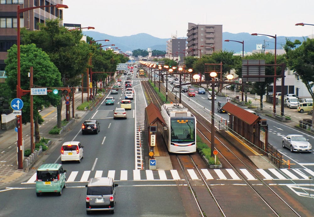 豊橋駅から市街地東部まで、市の中心部を走る路面電車／愛知県豊橋市