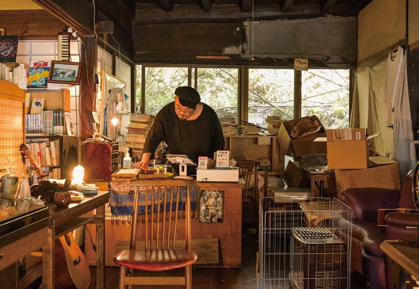 本の分類、コーヒーの抽出などの業務をこなす雄太さん。実希さんは接客や経理などを担当／岐阜県恵那市