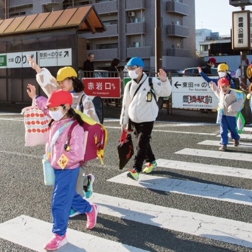 路面電車の駅から国道を渡って登校する（豊橋市立八町小学校）／愛知県豊橋市