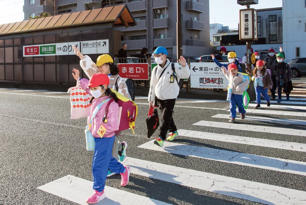 路面電車の駅から国道を渡って登校する（豊橋市立八町小学校）／愛知県豊橋市